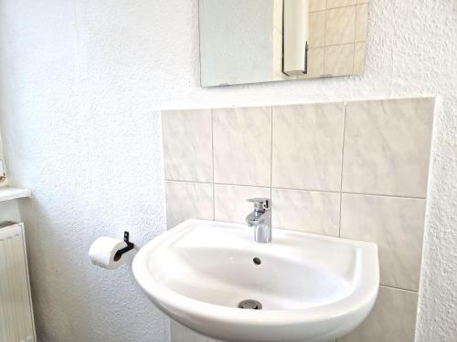 a white bathroom with a sink and a mirror at Meribu F85-87 Wohnung für Monteure und Arbeiter in Gelsenkirchen