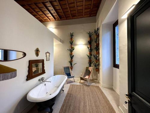 un baño con bañera y lavabo en Nel cuore di Ronciglione, 36 Corso Umberto, en Ronciglione