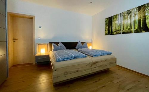a bedroom with a bed with two pillows on it at STADTOASE moderne Wohnungen mit Balkon, Komfort und Ruhe, Für Monteure geeignet, Free WiFi in Frankenberg