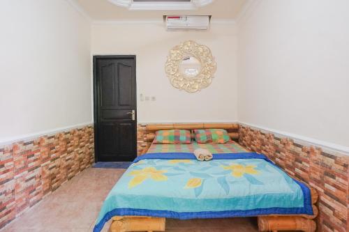 a bedroom with a bed and a mirror on the wall at Green View Ubud Hostel Bali in Ubud