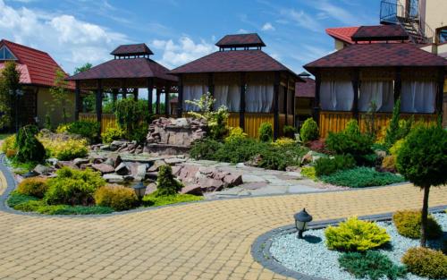 a garden in front of a house with a building at Europe in Solonka