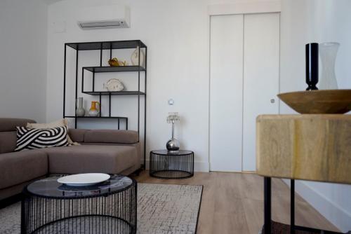 マドリードにあるDiaphanous and modern- 2Bd 2Bth- Plaza Españaのソファとテーブルのあるリビングルーム