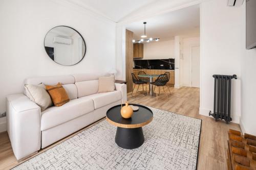 Bright and Stylish-2Bedrooms 1Bathroom-Plza España
