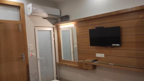 哈里瓦的住宿－HOTEL GANGARANI，浴室设有木墙,配有电视。