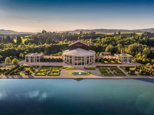 une vue aérienne sur un bâtiment à côté de l'eau dans l'établissement Vitusfort Doppelzimmer Edinburgh, à Füssen