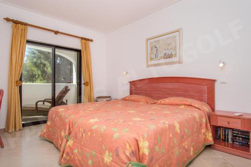 - une chambre avec un grand lit et une fenêtre dans l'établissement Pampas Altogolfe 2 Bedroom Apartment, à Portimão