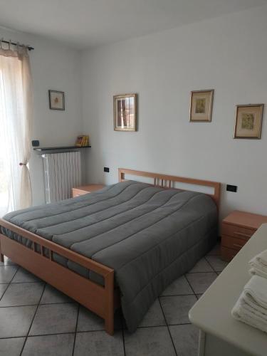 1 dormitorio con 1 cama grande en una habitación en Ca Bilofer Airport Apartment en Seriate