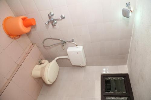een kleine badkamer met een toilet in een stal bij LA FLORA SKT, YERCAUD in Yercaud