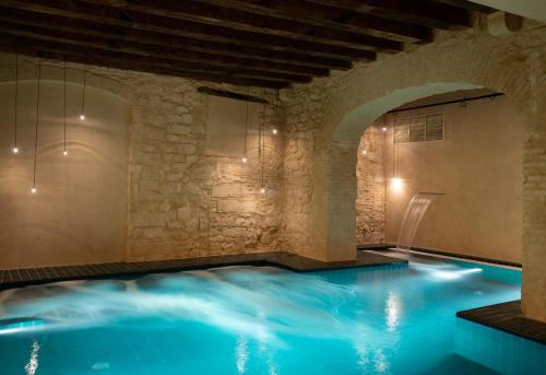 una piscina cubierta en un edificio con agua azul en The Onsider - Luxury Apartment with 3 bedrooms and 2 private patios, en Barcelona