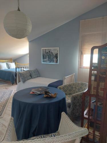 a living room with a table and a couch at Un mar de pinares in Mata de Cuéllar