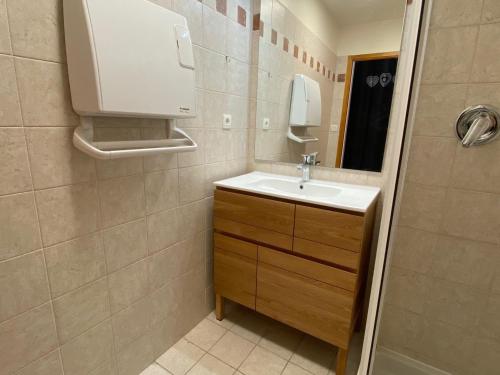 Koupelna v ubytování Studio rénové avec terrasse, jardin et parking à Montgenèvre - 4 pers. - FR-1-445-204