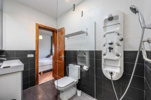 e bagno con servizi igienici, lavandino e doccia. di VILLAS LANZAROTE LOS ALTOS by NEW LANZASUITES Villa SERENA a Playa Blanca