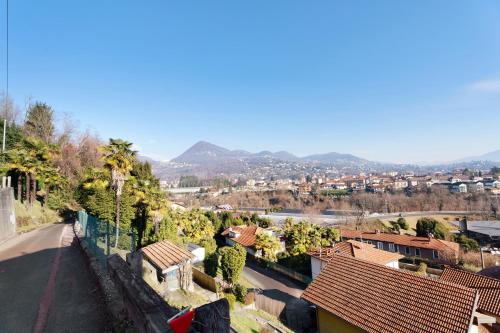 a view of a town with mountains in the background at Casa Bella in Intra