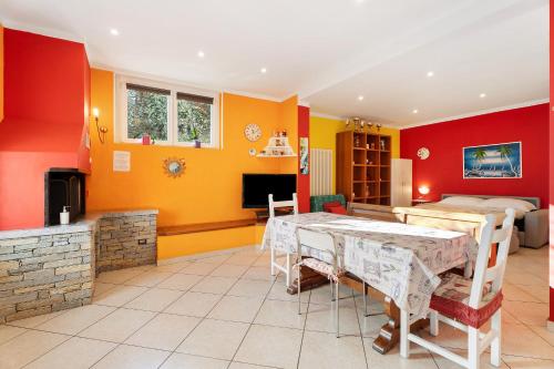 a living room with red and yellow walls at Casa Bella in Intra