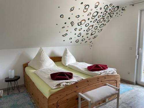 sypialnia z 2 łóżkami i czerwonymi poduszkami w obiekcie Urlaub am Plätlinsee - Haus Elisa w mieście Wustrow