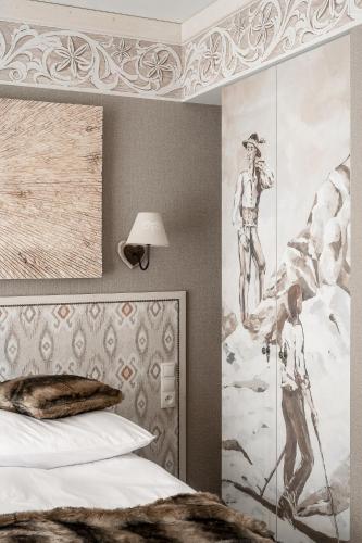 a bedroom with a bed and a painting on the wall at Apartamenty Aries Residence Bukowina in Bukowina Tatrzańska