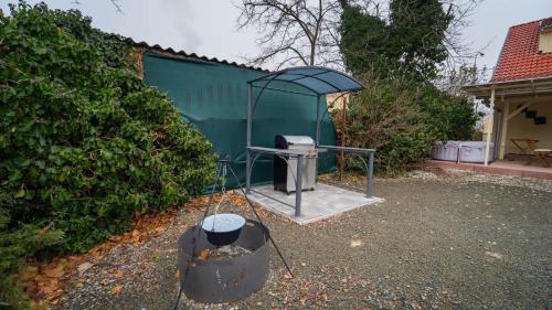 a batting cage in a yard next to a building at Palmy Home Dunakeszi in Dunakeszi