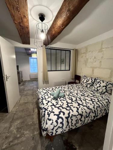 a bedroom with a bed in a room at "Le N3" Beaucaire centre-ville in Beaucaire