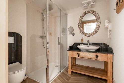 a bathroom with a shower and a sink and a mirror at Apartamenty Aries Residence Bukowina in Bukowina Tatrzańska