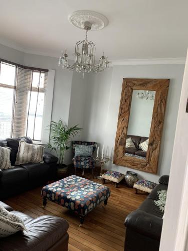 Χώρος καθιστικού στο Adanhouse-stockland spacious 5 bedroom house sleeps 12 private garden