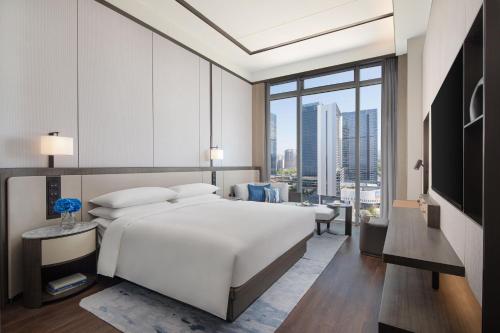 Giường trong phòng chung tại Marriott Executive Apartments Hangzhou
