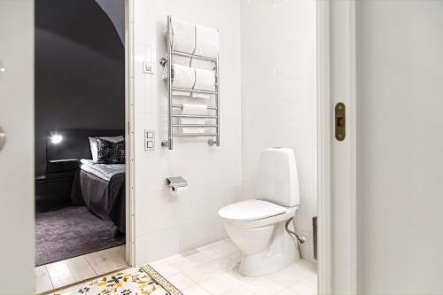 斯德哥爾摩的住宿－Guldgränd，白色的浴室设有卫生间和水槽。