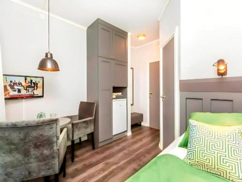 un piccolo appartamento con cucina e camera da letto di Oslo Airport Inn a Gardermoen