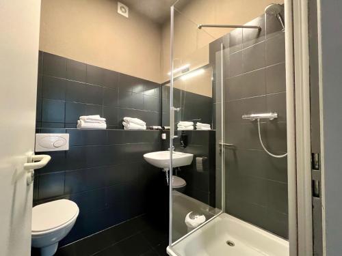 e bagno con doccia, servizi igienici e lavandino. di N8 ROOMS - by Leipzig Suites a Lipsia