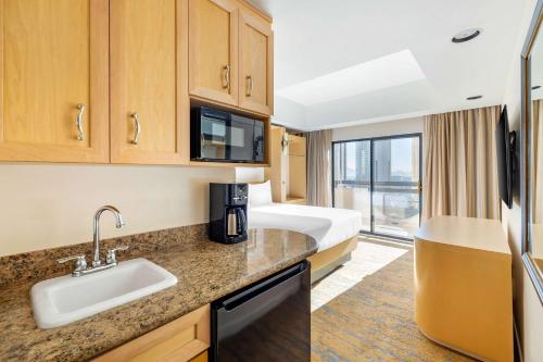 Cette chambre comprend un lit et un lavabo. dans l'établissement Hilton Vacation Club Polo Towers Las Vegas, à Las Vegas