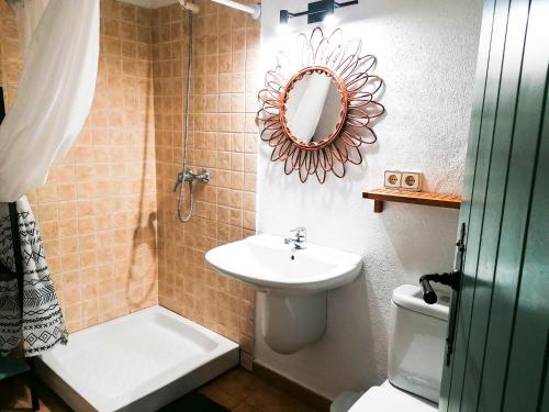 Vila Closa Juncosa في Juncosa: حمام مع حوض ومرحاض ومرآة