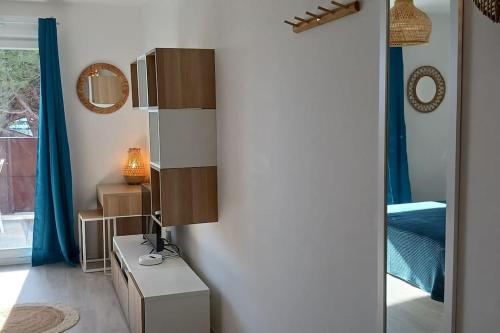 Cette chambre dispose d'un mur, d'un bureau et de coffres-forts. dans l'établissement Studio 215 au Tennis Cap d'Agde, au Cap d'Agde