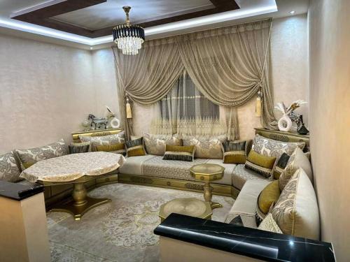 casa hermosa في أغادير: غرفة معيشة مع أريكة وطاولة
