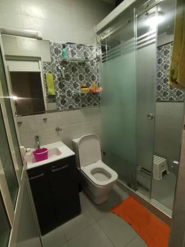 a bathroom with a toilet and a sink and a shower at Charmant appartement 15 minutes de la plage in Mohammedia