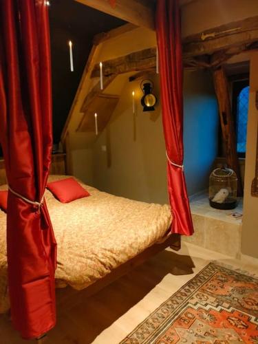 - une chambre avec des lits superposés et des rideaux rouges dans l'établissement paradis perdu piscine jacuzzi billard baby-foot, à Louvie-Juzon