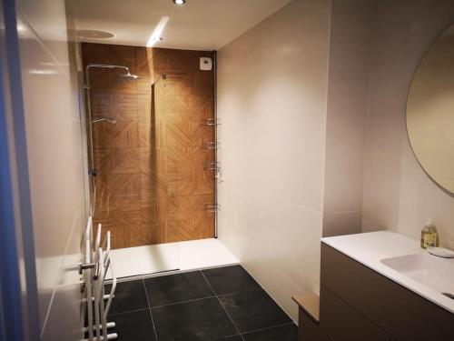 une salle de bain avec douche et lavabo dans l'établissement Magnifique Suite Takapuna 4/6p vue lac & montagne, à Saint-Eustache