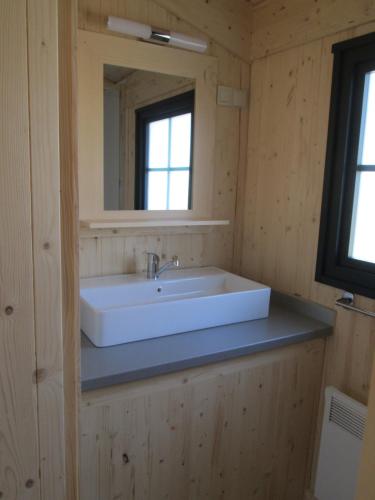 y baño con lavabo blanco y espejo. en Camping la Borie Basse, en Condat