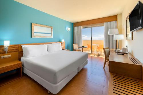 Postel nebo postele na pokoji v ubytování Elba Carlota Beach & Golf Resort