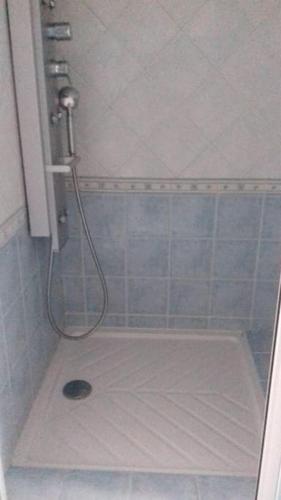 a shower with a hose in a bathroom at Jolie maison modulable de 4 à 6 lits avec jardinet in Irigny