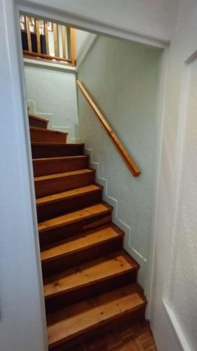a staircase with wooden steps in a house at Jolie maison modulable de 4 à 6 lits avec jardinet in Irigny