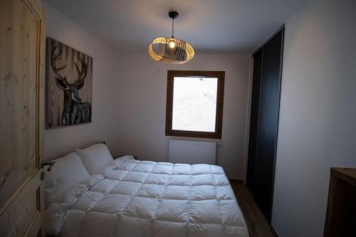 Una cama o camas en una habitación de Le Balcon du Snow Roc