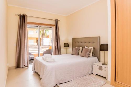 เตียงในห้องที่ NEW !! One Bedroom Cabanas Tavira - Banda Musical Blue