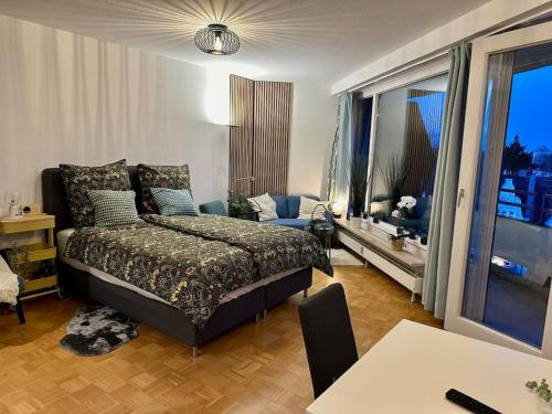 1 dormitorio con cama y ventana grande en Top Apartment Nähe Messe/DUS., en Krefeld