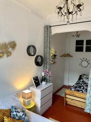 une chambre avec un lit et une commode dans l'établissement Magenta - T2 Au Cœur Du Carré D'or De Nice, à Nice