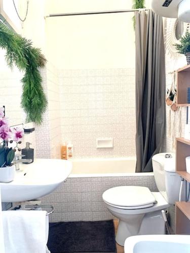 une salle de bain avec des toilettes blanches et un lavabo dans l'établissement Magenta - T2 Au Cœur Du Carré D'or De Nice, à Nice