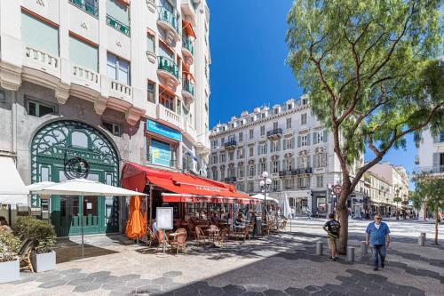 ニースにあるMagenta - T2 Au Cœur Du Carré D'or De Niceの表と椅子と建物のある街道