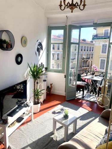 un salon avec un canapé et une table dans l'établissement Magenta - T2 Au Cœur Du Carré D'or De Nice, à Nice