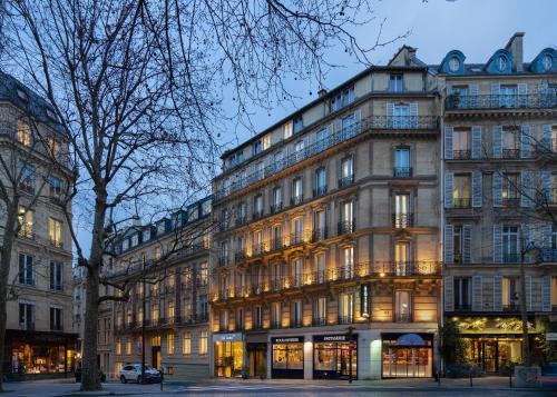 un grand bâtiment au milieu d'une rue dans l'établissement Hôtel d'Argenson, à Paris