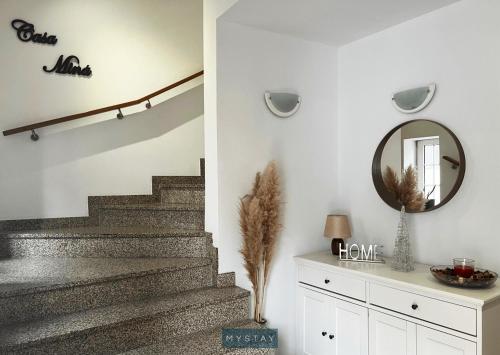una escalera en una casa con espejo en MyStay - Casa Miná, en Montalegre