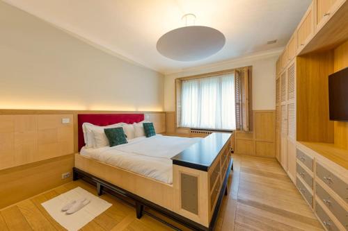 1 dormitorio con 1 cama grande y encimera negra en City Luxury: 3BR, Prime Location, en Bruselas