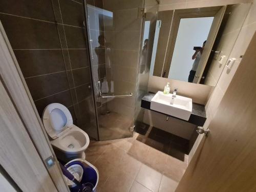 La salle de bains est pourvue de toilettes, d'un lavabo et d'une douche. dans l'établissement The Prince - 2 bedrooms condominium in Phu Nhuan, à Hô-Chi-Minh-Ville